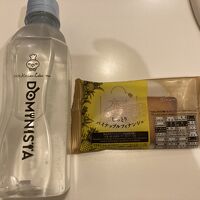 冷蔵庫内にあった水とお菓子