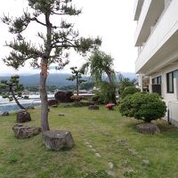 建物と加茂湖側にある庭 