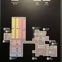 案内板、自動販売機は多くの種類の飲み物が販売されていました。