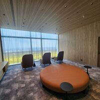 湯上がりコーナー、自販機にビール、ツマミあり