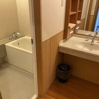 部屋風呂と洗面台は時代を感じる