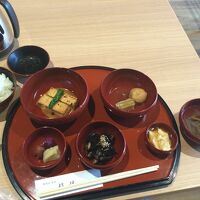 朝食です。　朝のお勤め・庭園などの拝観後にいただきます。