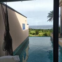 バスルームから見るプール