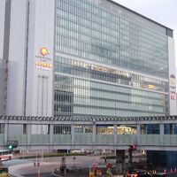 駅の上、ユニクロ、ビクカメラ、ショップ、レストランが有ります