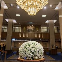 エントランスのフラワーアレンジ