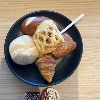 朝食の焼きたてパンです