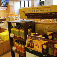 大浴場にあった蜜ばちハニーのシャンプー類が販売されていました