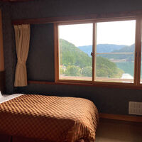 部屋から赤谷湖を望む。