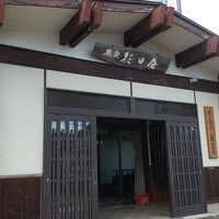 リフト乗り場のすぐ横でした。温泉も女将もとても良いですよ。