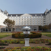 中庭が綺麗な、ヨーロッパ調の白亜のホテル