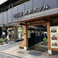 入り口にスタバがあります