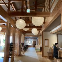 木の香り溢れるロビーラウンジ