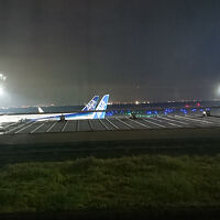 3階の部屋から望む滑走路。トリミングで実際より拡大している。