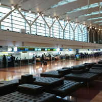 ホテルから最も近いチェックインカウンターはAIRDOである。