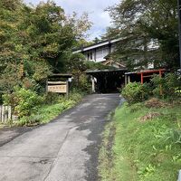 急な坂の上にあります