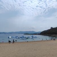 ビーチの海上アスレチック。かなり大きい。