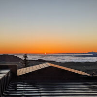 雲海の先から昇る朝日