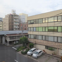 部屋の窓からは武蔵野線の高架が見えます。