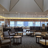 綺麗にリニュアルされたフロントと奥がラウンジ