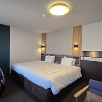 ハリウッドツインで枕元にはコンセントにUSBもあります