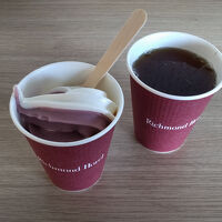 葡萄とバニラのミックスのソフトクリーム