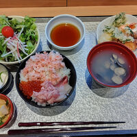 朝食（かにいくら丼、シジミ汁など）