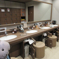 ホテルの人立ち会いで撮影させていただいている男性用脱衣所