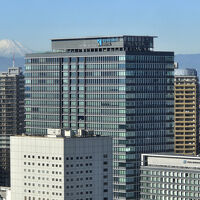 新しくなった川崎市役所からの富士山に一番手前の川崎日航ホテル