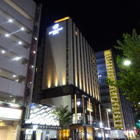 仙台駅西口から歩いてすぐ。地下鉄の入口が建物の横にあります