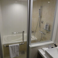 ガラスで仕切られて使い勝手がよいバスルーム