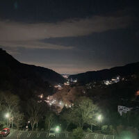 部屋の窓から谷の先の方に箱根湯本の街が見える