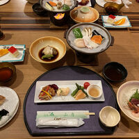 オードブルに刺身、焼魚、焚物、海鮮鍋、他に天ぷらが来る