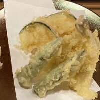 夕食の途中で揚げたての天ぷらが出てくる