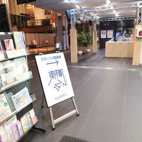 東口の２階の通路から直結