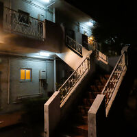 宿泊棟の夜の外観