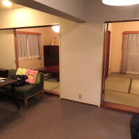 ダイニングキッチンと隣接する２つの和室