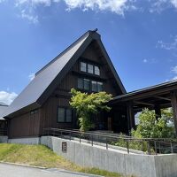 玄関部分は合掌造り風の建物です