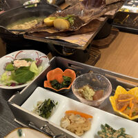朴葉みそなど郷土料理もたのしめる食事でした