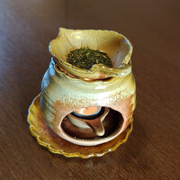 緑茶をお香代わりにしていて、客室はとても良い香りがした