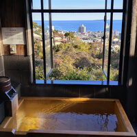 掛け流し湯舟のある客室付き温泉浴室 (窓を開放した状態)