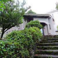 石段の上にあります。