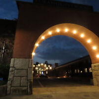 ホテル正門の夜景