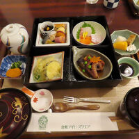 ホテルでの夕食。コースからアラカルトまで選ぶことが出来ます。