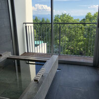 景色を楽しみながら温泉に浸かります