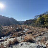 宿の近くから川原に降り、岩畳の散策もできます。