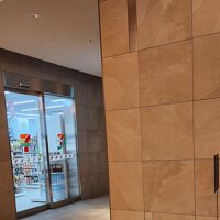 1階のエレベーターホール コンビニがあります