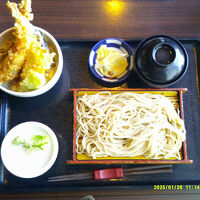 オーダーした海老天丼セット（1200円）の様子。