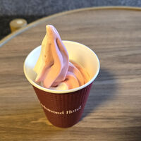 ラウンジサービスのいちごミックスのソフトクリーム