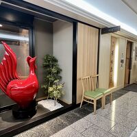 お店の外には赤い鳥