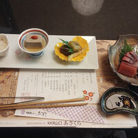 夕食は会席スタイルで順次出てきます